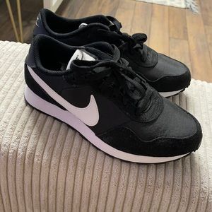 Nike MD Valiant Sneaker (big kids sz 5.5y)